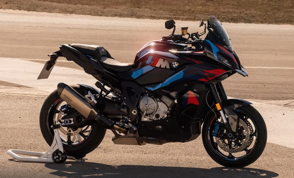 BMW M 1000 XR – The Ultimate 2025 Sport‑Tourer Blending Superbike Power and Touring Comfort 2 BMW M 1000 XR